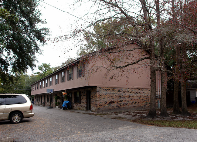 Pinecrest Apartments in Charleston, SC - Building Photo - Building Photo