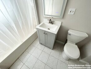 24 Willis St, Unit 2 in Boston, MA - Foto de edificio - Building Photo