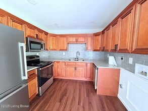 10806 Milwaukee Way in Louisville, KY - Foto de edificio - Building Photo