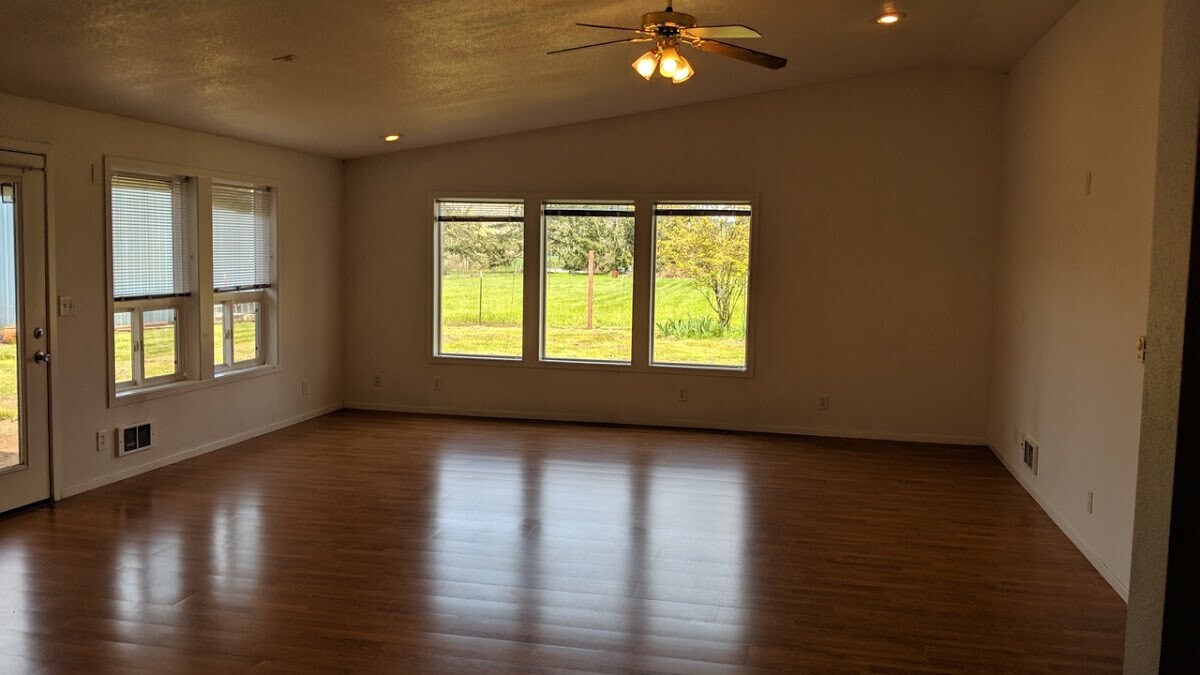 35633 Zephyr Way in Pleasant Hill, OR - Building Photo