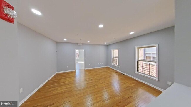 property at 1831 W Diamond St
