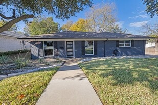 1607 Malibu Dr in Carrollton, TX - Building Photo