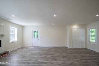 489 Grooms Rd in Clifton Park, NY - Building Photo - Building Photo