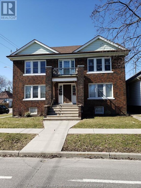 1095 Gladstone Ave in Windsor, ON - Building Photo