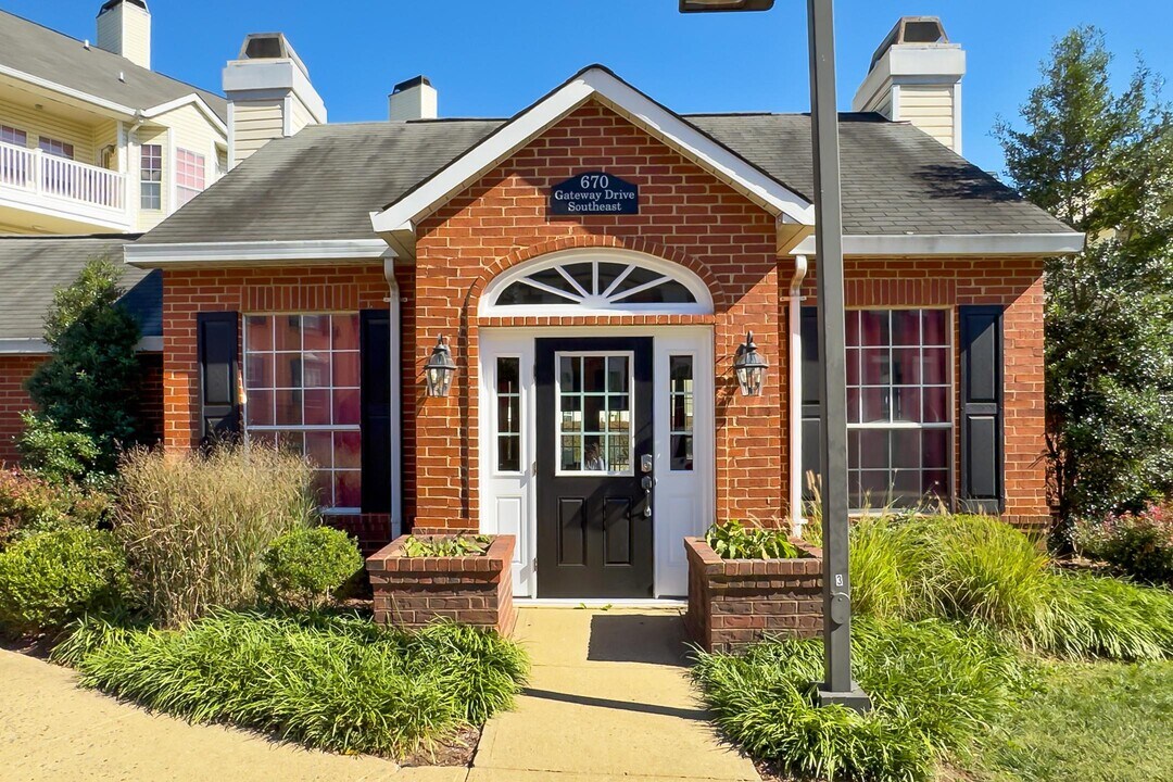 674 Gateway Dr SE, Unit 709 in Leesburg, VA - Building Photo