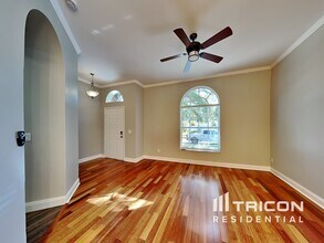 18018 Palm Breeze Dr in Tampa, FL - Building Photo - Building Photo
