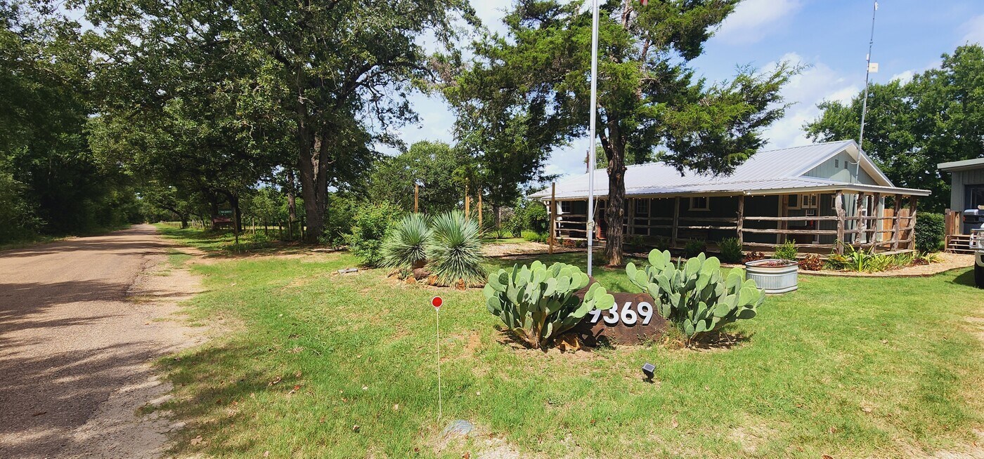 9369 Co Rd 333 in Caldwell, TX - Building Photo