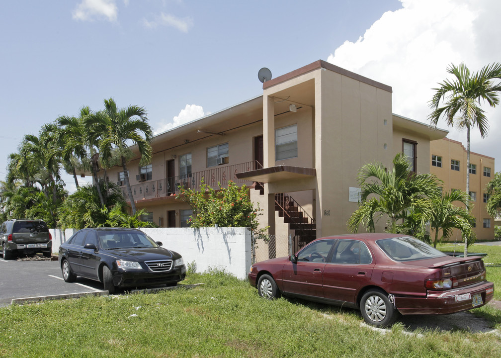 1860 S Glades Dr in North Miami Beach, FL - Foto de edificio