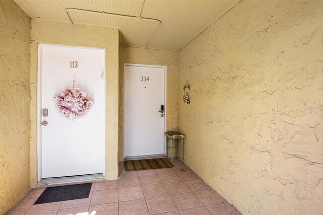 3413 Clark Rd, Unit 114 in Sarasota, FL - Building Photo - Building Photo