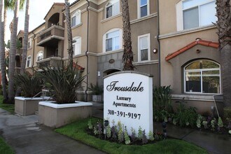 Trousdale Apartments in Los Angeles, CA - Foto de edificio - Building Photo
