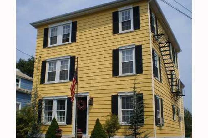 12 Third School St in Bristol, RI - Building Photo