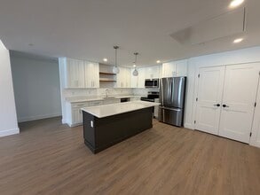 1060 Main St in Millis, MA - Foto de edificio - Building Photo