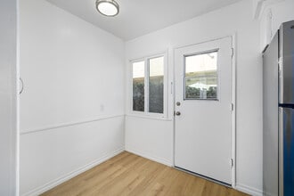 7001 Hazeltine Ave in Van Nuys, CA - Building Photo - Interior Photo