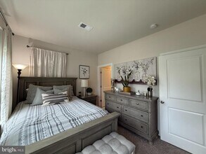 1460 Meadowlark Glen Rd in Dumfries, VA - Foto de edificio - Building Photo