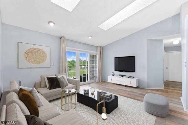 16 Bethany Ct in Franklin Township, NJ - Building Photo - Building Photo
