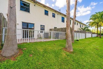 8945 NW 98th Ave in Doral, FL - Building Photo - Building Photo