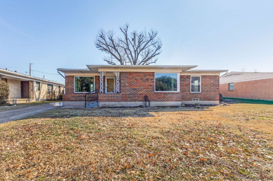 9308 Lindaro Ln in Dallas, TX - Building Photo