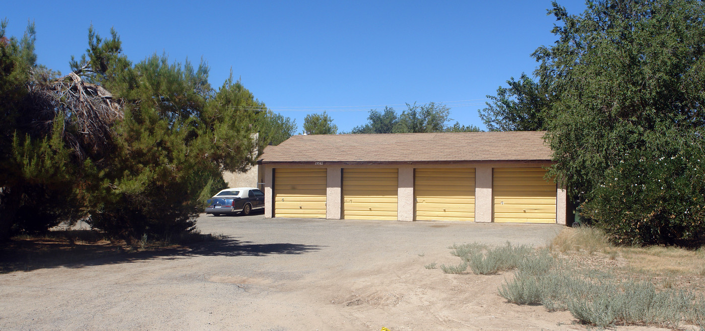 13582 Yakima Rd in Apple Valley, CA - Building Photo