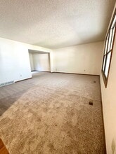6337 Shaun Ave in Cheyenne, WY - Foto de edificio - Building Photo