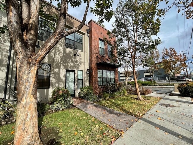 501 W Maple Ave in Orange, CA - Building Photo - Building Photo