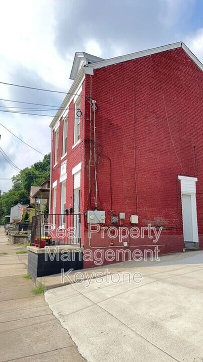 429 Island Ave in Mckees Rocks, PA - Building Photo