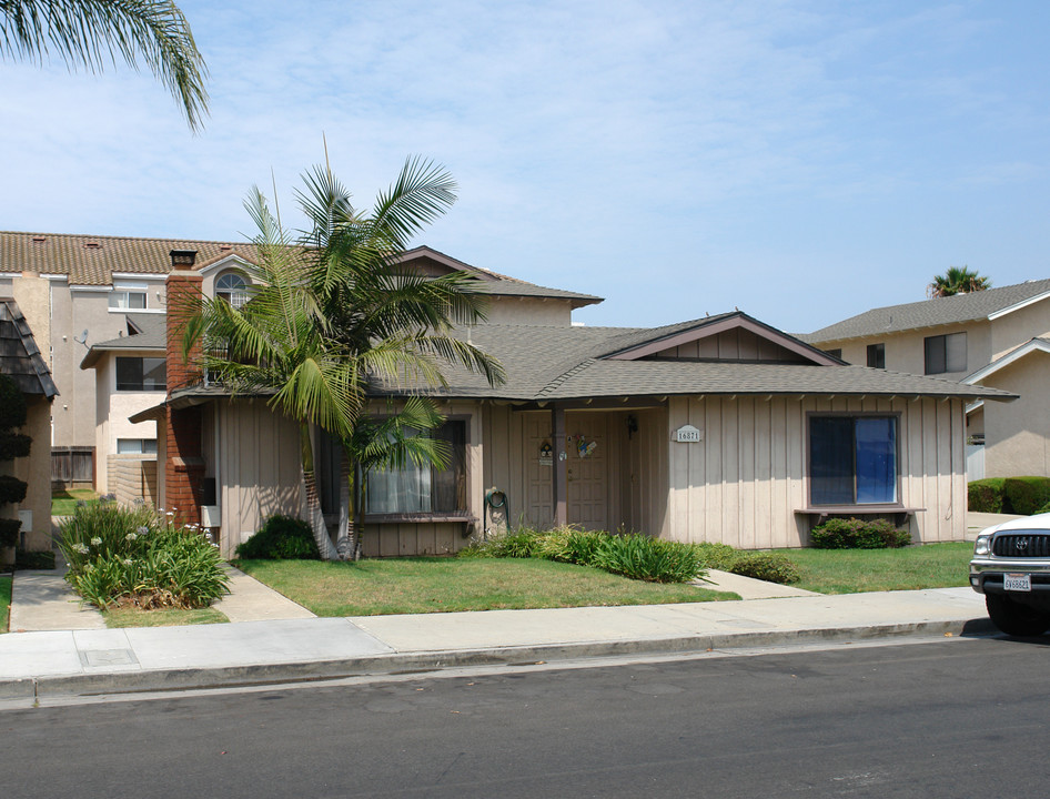 16871 Sims St in Huntington Beach, CA - Building Photo