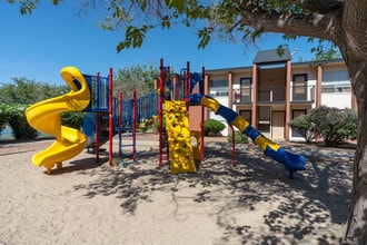 Vista Village Apartments in El Paso, TX - Foto de edificio - Building Photo