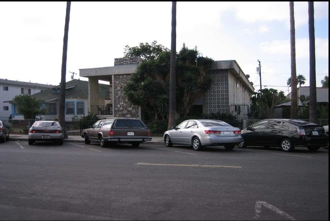 420 W Queen St in Inglewood, CA - Building Photo - Building Photo