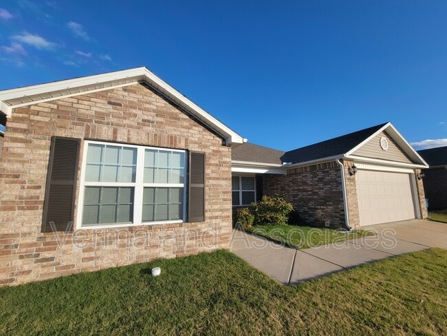 property at 905 SW Loudon Dr