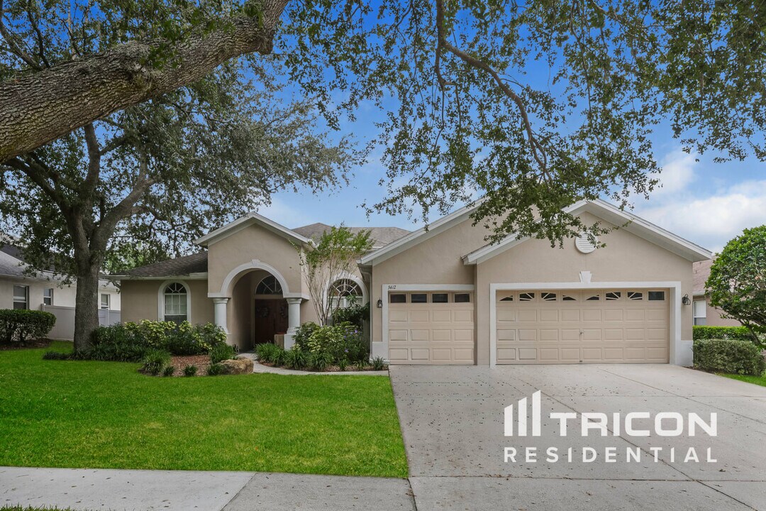 3412 Eastmonte Dr in Valrico, FL - Building Photo