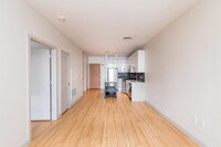 294 D St, Unit 208 in Boston, MA - Foto de edificio - Building Photo