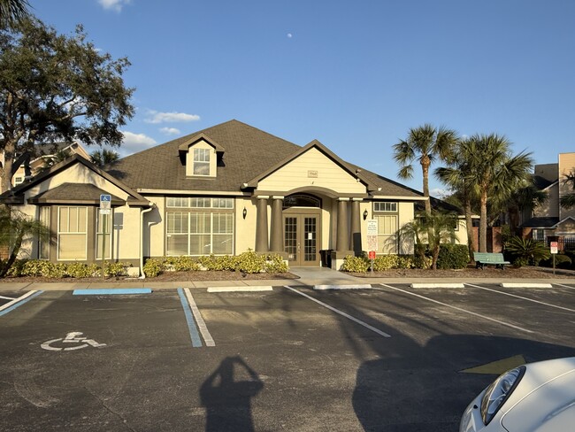 1990 Erving Cir, Unit 105 in Ocoee, FL - Foto de edificio - Building Photo