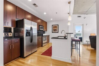 44 Peachtree Pl NE in Atlanta, GA - Foto de edificio - Building Photo