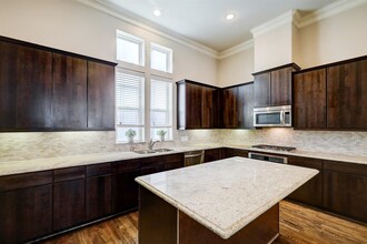 9609 Fannin St in Houston, TX - Building Photo - Building Photo