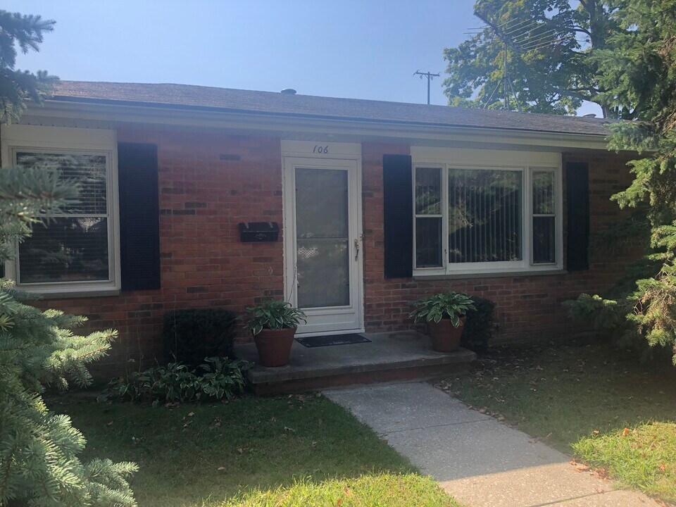 106 E 2nd St in Milan, MI - Building Photo