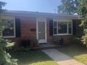 106 E 2nd St in Milan, MI - Foto de edificio - Building Photo