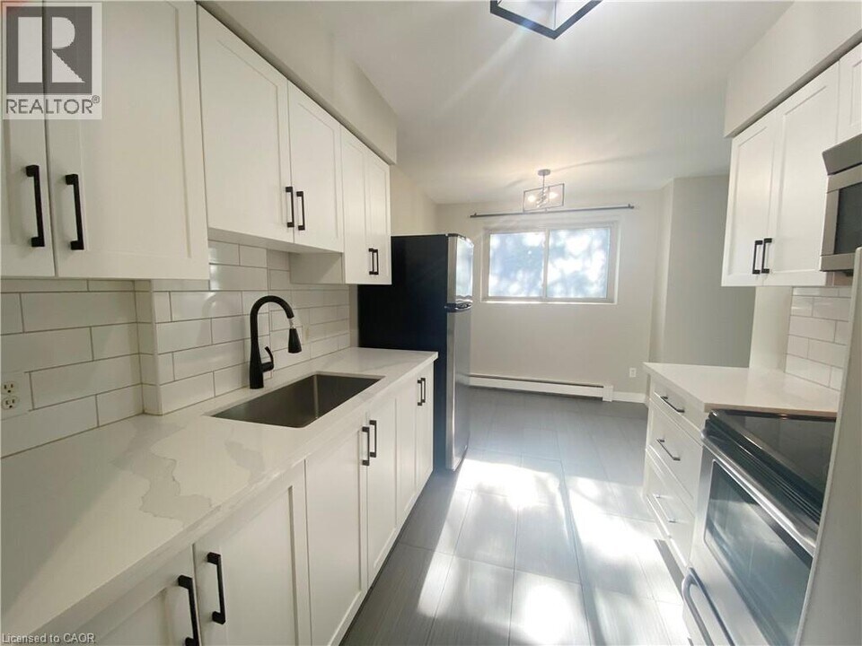 163 Chandler Dr in Kitchener, ON - Building Photo