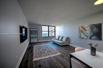 2899 Collins Ave in Miami Beach, FL - Foto de edificio - Building Photo