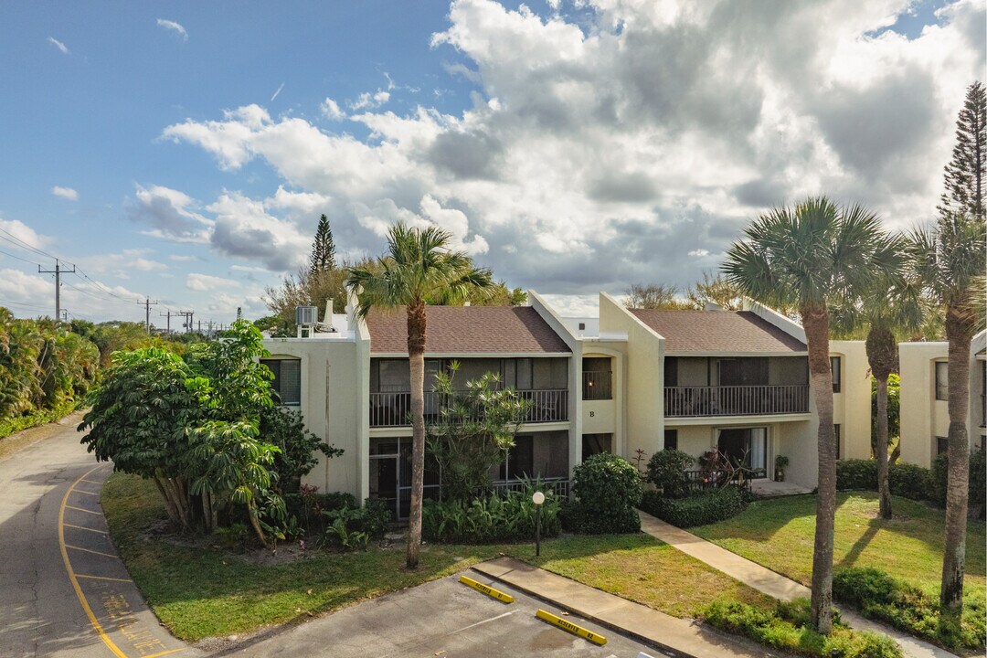 Pines of Jupiter in Jupiter, FL - Building Photo