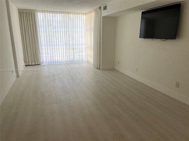 210 172nd St in Sunny Isles Beach, FL - Building Photo - Building Photo