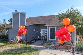 Summerwood Apartments in Irving, TX - Foto de edificio - Building Photo