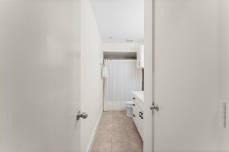 8666 Meadowcroft Dr in Houston, TX - Building Photo - Building Photo