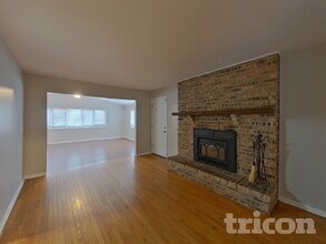 1235 Casa Solana Dr in Wheaton, IL - Building Photo - Building Photo