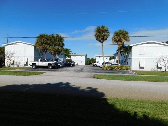 741 Hummingbird Way in North Palm Beach, FL - Building Photo - Building Photo