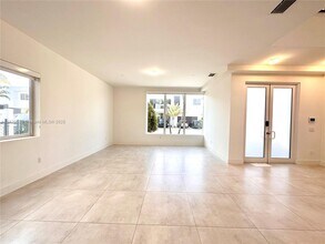 10258 NW 74th Terrace in Doral, FL - Building Photo - Building Photo