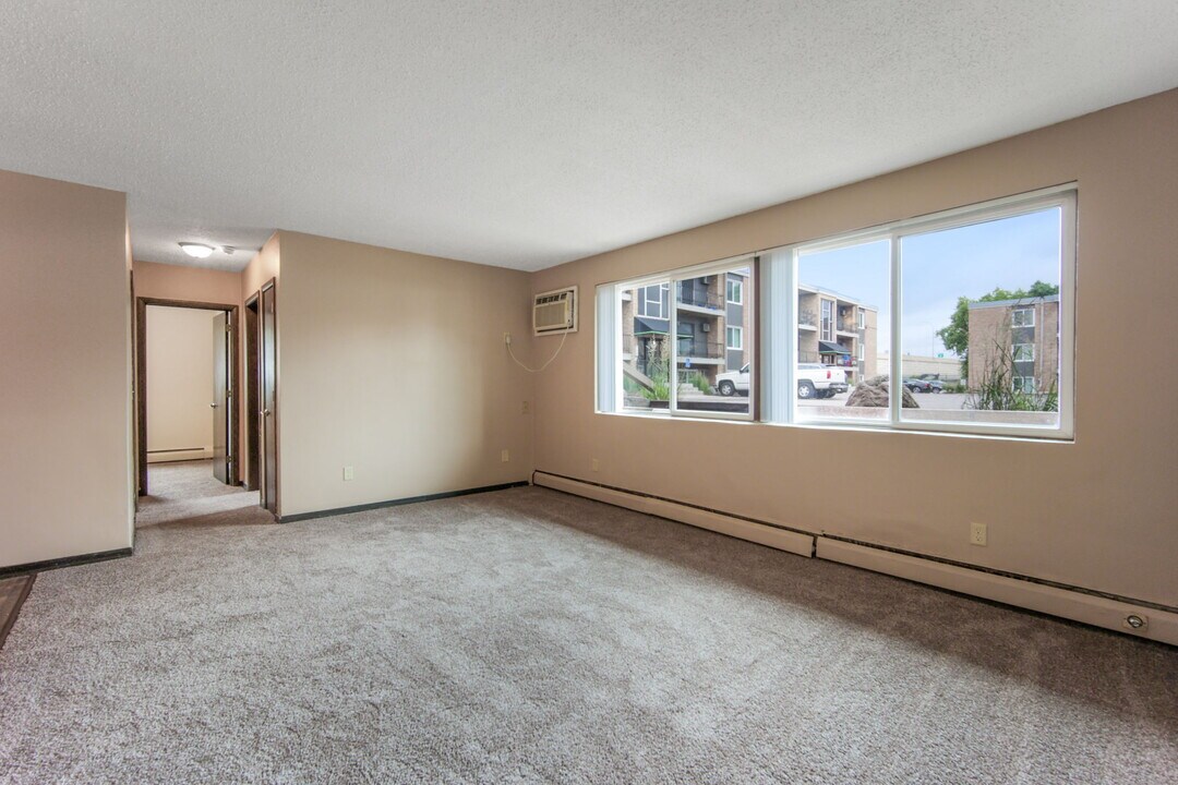 Wexford Commons Apartments in Minneapolis, MN - Building Photo