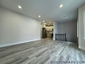 10 Cawfield St, Unit 3 in Boston, MA - Foto de edificio - Building Photo