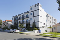 7228 Amigo Ave in Reseda, CA - Foto de edificio - Building Photo