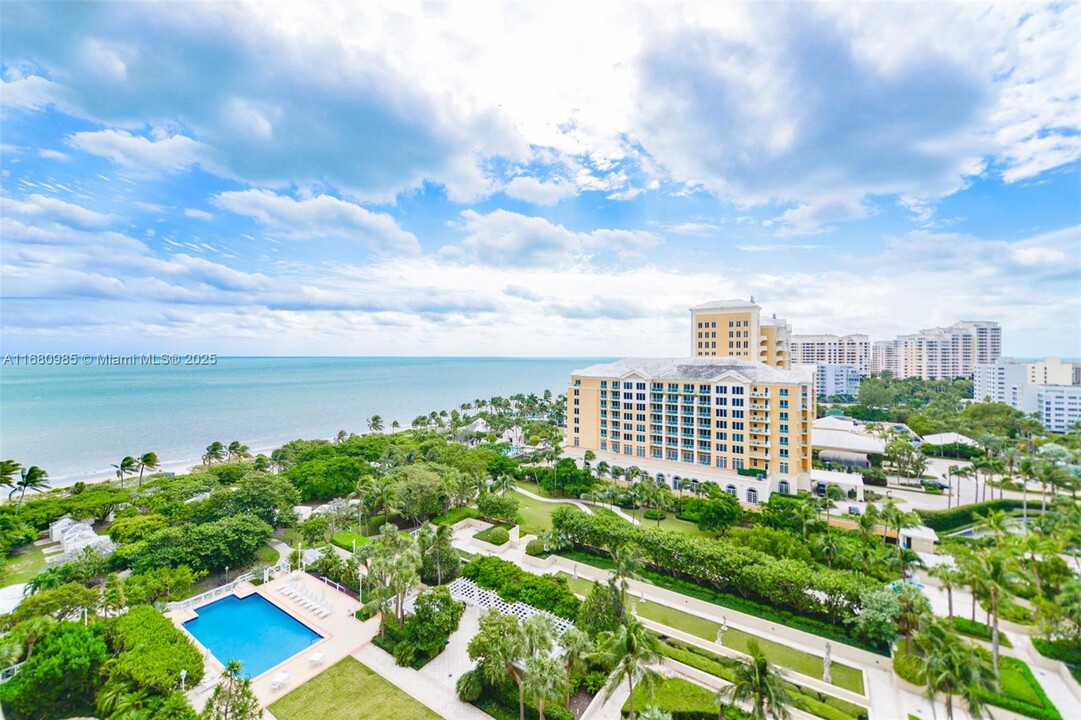 430 Grand Bay Dr in Key Biscayne, FL - Foto de edificio