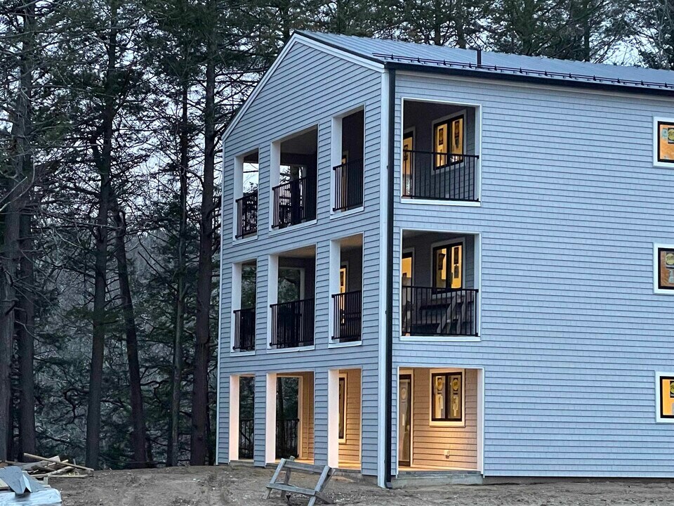 30 Ladds Ln in Epping, NH - Building Photo